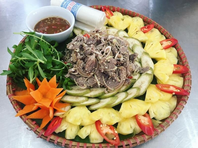 Mộng thấy đi ăn cơm với món thịt dê cùng bạn bè là điềm báo tốt