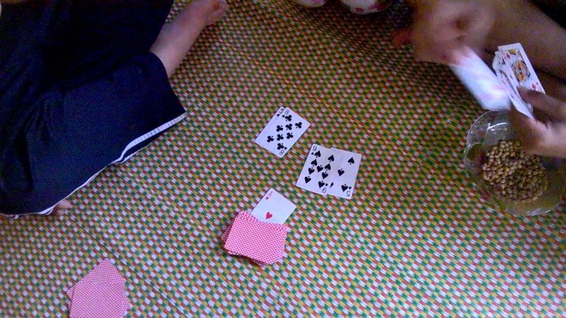 Bài tấn Durak chơi bằng bộ bài tiêu chuẩn gồm 52 lá