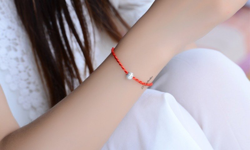 Làm bùa với sợi dây đỏ rất được yêu thích