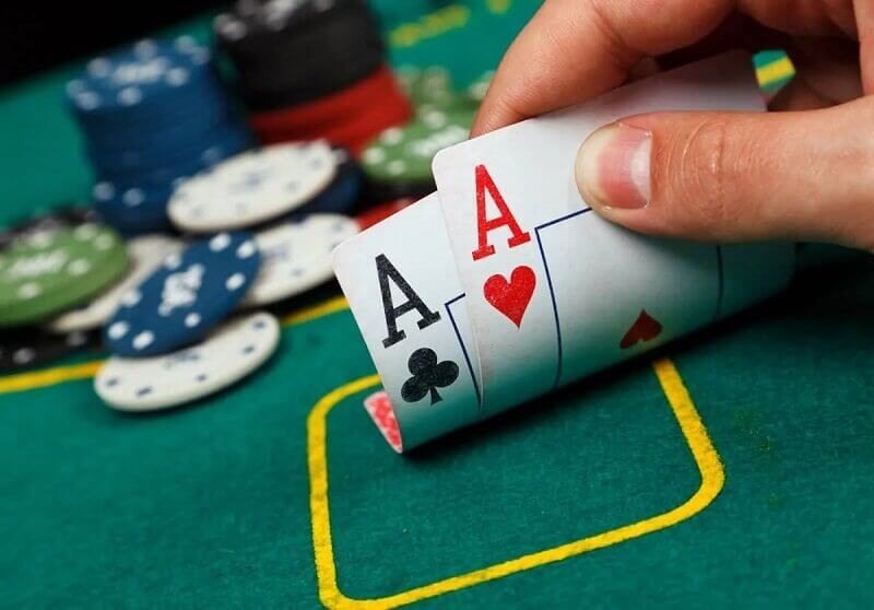 Để nhớ các lá bài và sử dụng chúng hiệu quả trong game, cách tốt nhất là luyện tập