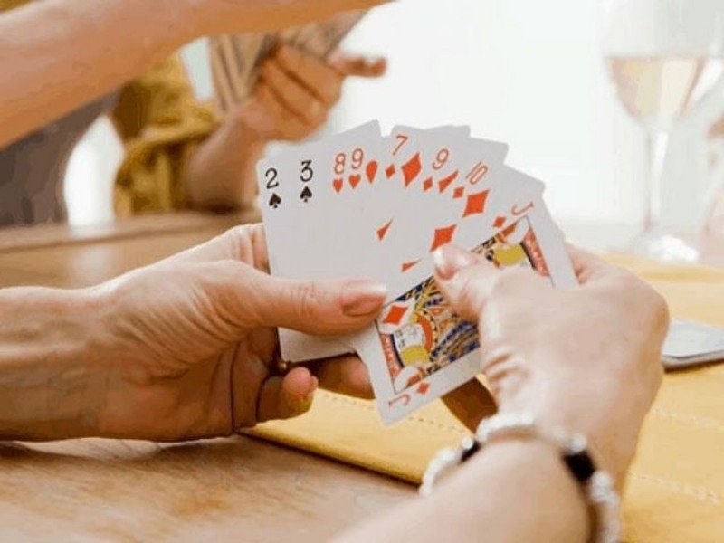Dấu hiệu đối thủ đánh bài bịp là biểu hiện của đối phương cho thấy họ đang ăn gian