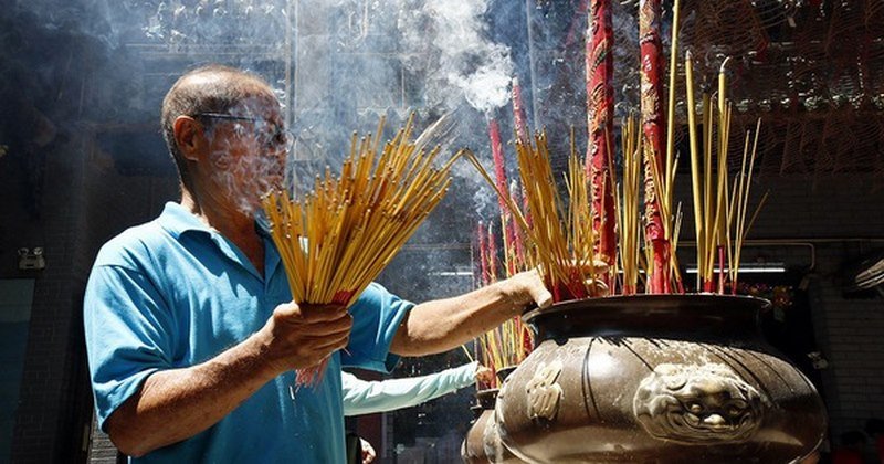 Khi đọc các bài khấn đánh bạc bạn nên thành tâm nhất