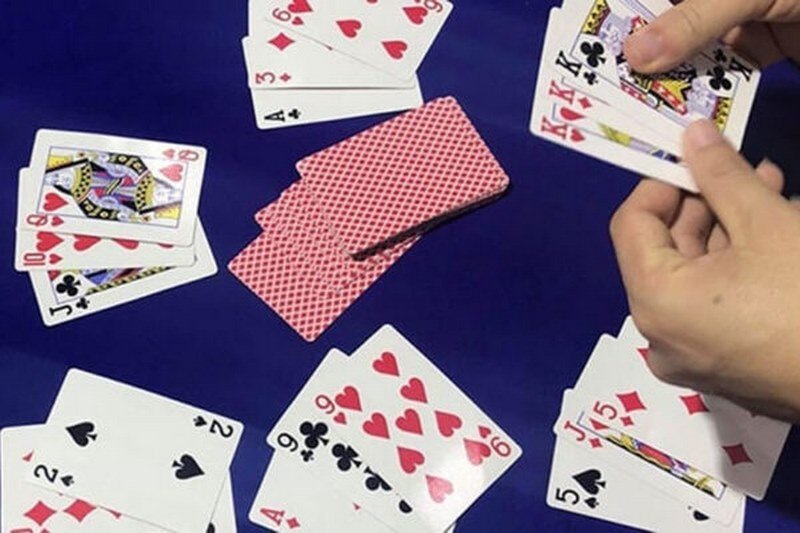 Nắm bắt tâm lý và quan sát thái độ của đối thủ là mẹo chơi bài cào 3 lá cực hay